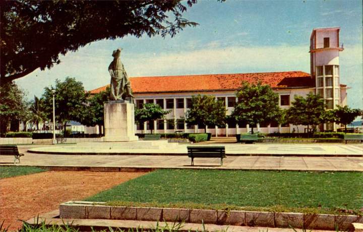 Monumento a Diogo Cão e Edifício das Alfândegas